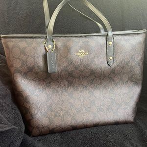 Coach purse slightly used, it’s brown and black